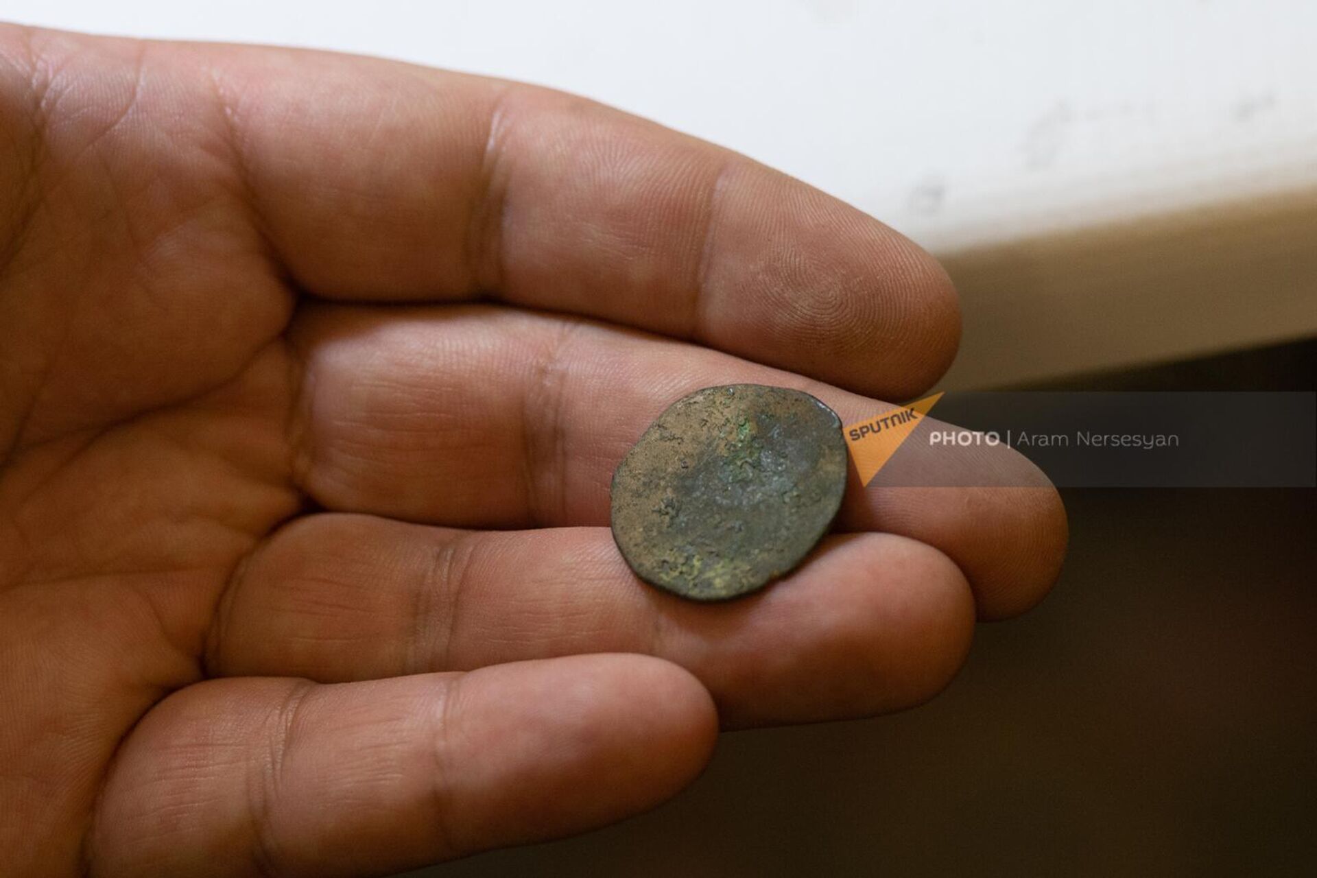 Сельджукская монета, найденная во время раскопок в Амберде - Sputnik Армения, 1920, 16.11.2022