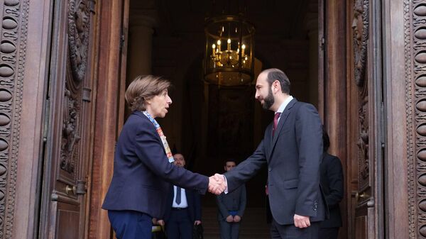 Министр иностранных дел Армении Арарат Мирзоян встретился с министром иностранных дел Франции Катрин Колонной (11 ноября 2022). Париж - Sputnik Армения