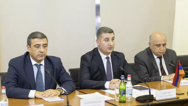 Министр территориального управления и инфраструктур РA Гнел Саносян и гендиректор ААЭС Эдуард Мартиросян на встрече с делегацией, возглавляемой заместителем гендиректора Росатома Юрием Олениным (11 ноября 2022). Еревaн - Sputnik Армения