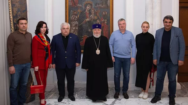 Католикос Гарегин Второй принял делегацию во главе с первым заместителем председателя Комитета Госдумы РФ по делам СНГ, евразийской интеграции и связям с соотечественниками Казбеком Тайсаевым (11 ноября 2022). Эчмиадзин - Sputnik Армения