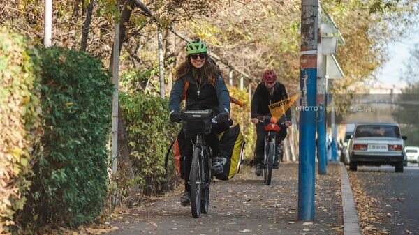 Велосипедисты из Норвегии Лайф Каген и Хайди Кваммен в Ереване - Sputnik Армения