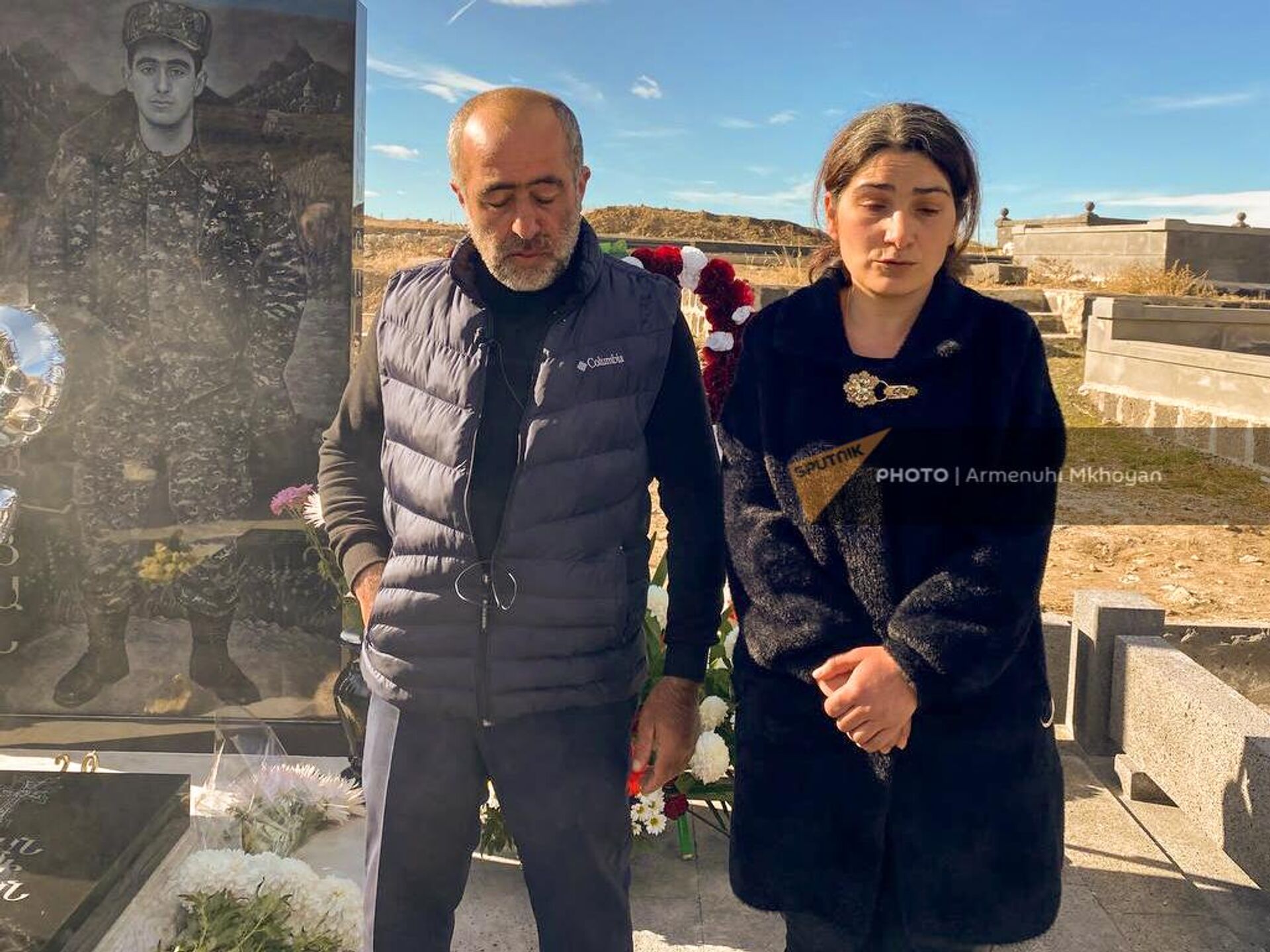 Родители погибшего Паляна Погосяна Дживан и Галя у могилы сына (15 ноября 2022). Ширак - Sputnik Армения, 1920, 15.11.2022