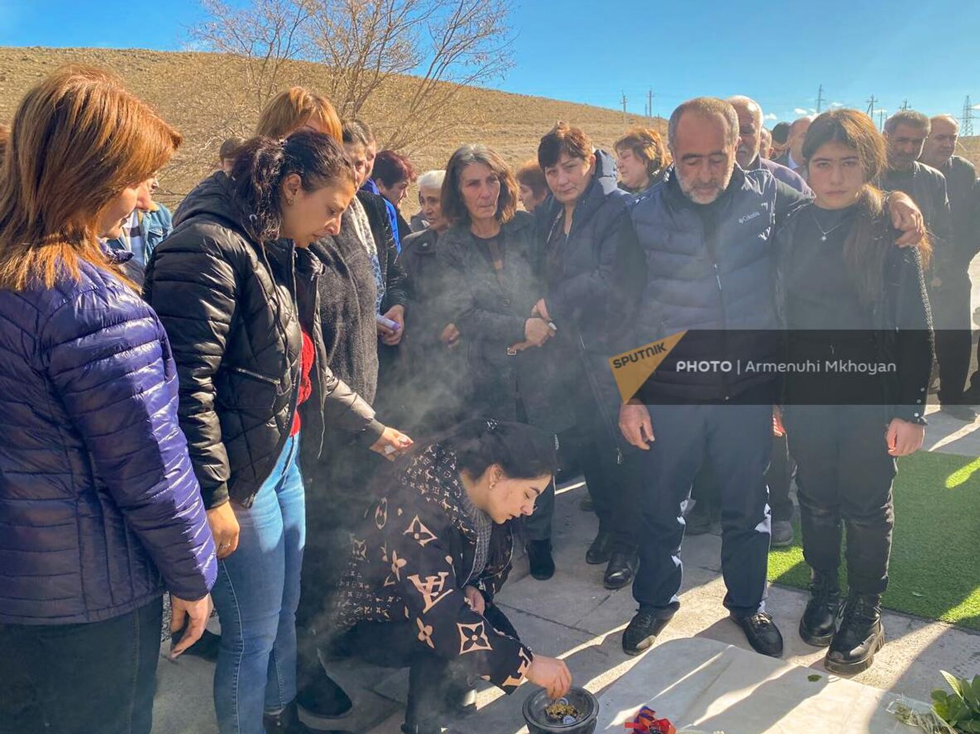 Родственники погибшего Паляна Погосяна отметили 20-летие на кладбище (15 ноября 2022). Ширак - Sputnik Армения, 1920, 15.11.2022