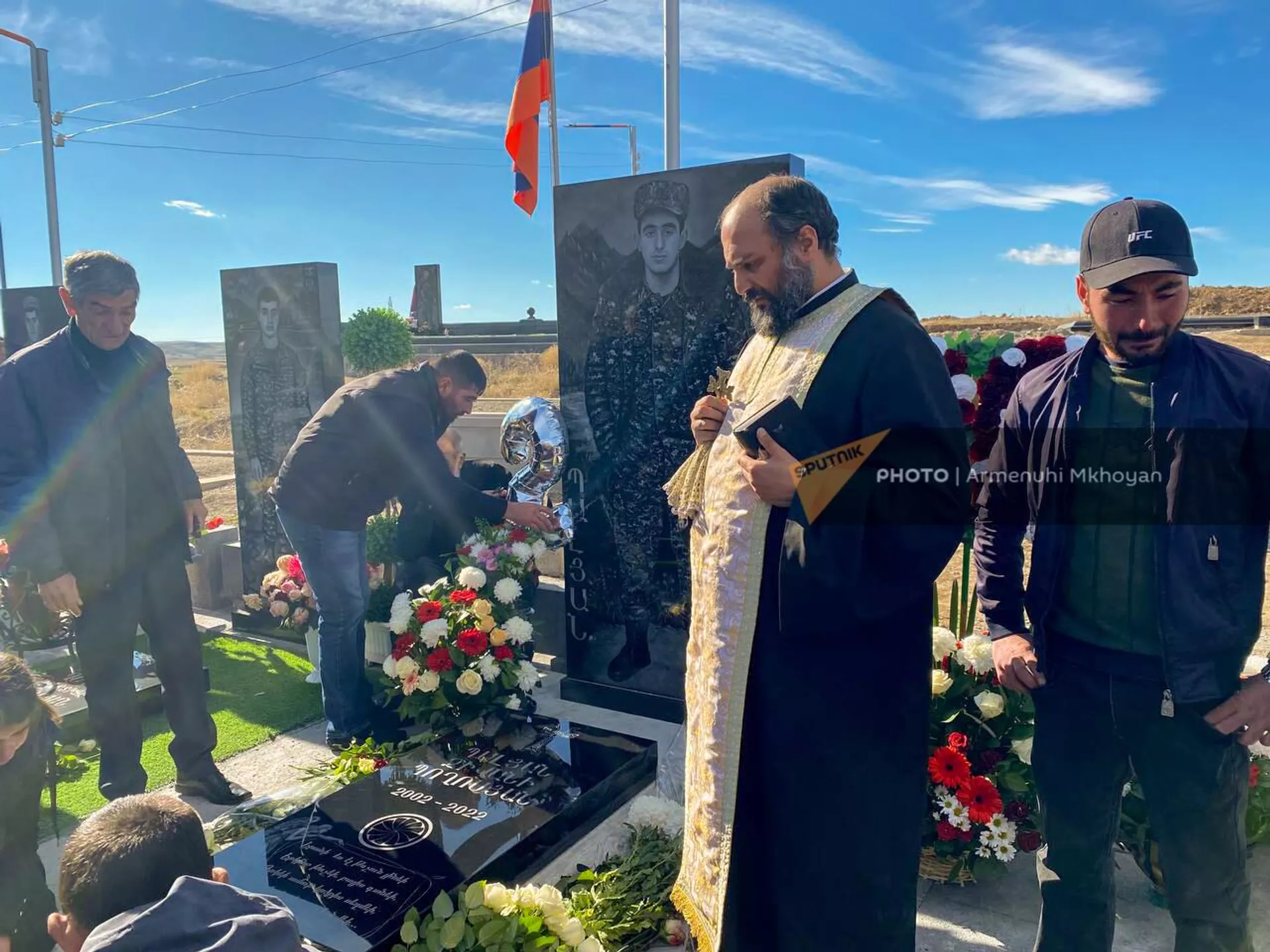 Родственники погибшего Паляна Погосяна отметили 20-летие на кладбище (15 ноября 2022). Ширак Родственники погибшего Паляна Погосяна отметили 20-летие на кладбище (15 ноября 2022). Ширак - Sputnik Армения, 1920, 15.11.2022