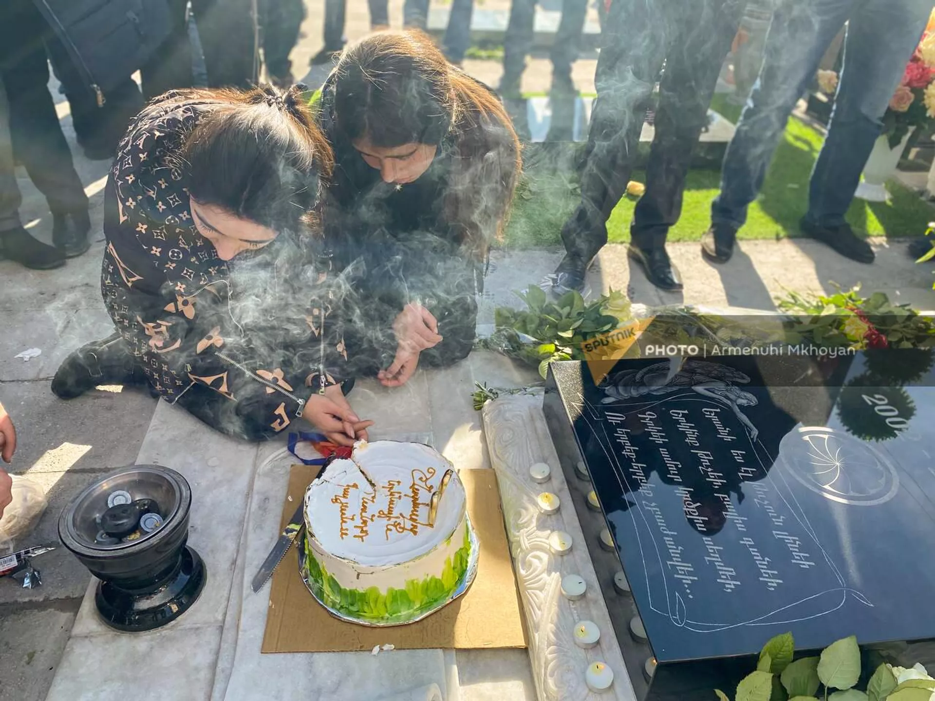 Родственники погибшего Паляна Погосяна отметили 20-летие на кладбище (15 ноября 2022). Ширак Родственники погибшего Паляна Погосяна отметили 20-летие на кладбище (15 ноября 2022). Ширак - Sputnik Армения, 1920, 15.11.2022
