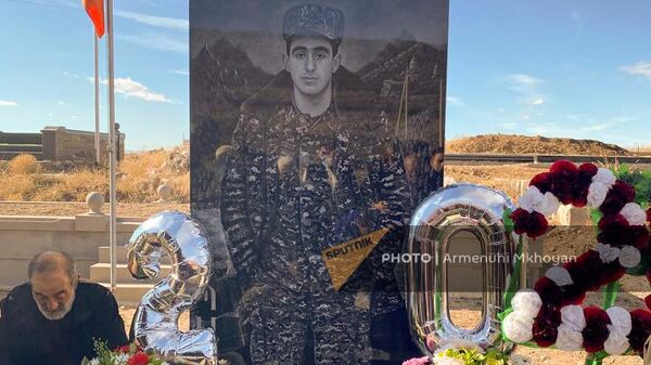 Родственники погибшего Паляна Погосяна отметили 20-летие на кладбище (15 ноября 2022). Ширак - Sputnik Армения