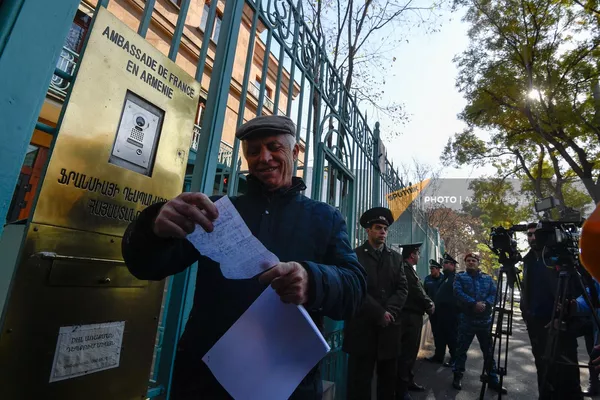 Вынужденные переселенцы из Нагорного Карабаха передали в посольство Франции петицию в поддержку резолюции Сената о применении санкций против Азербайджана. - Sputnik Армения