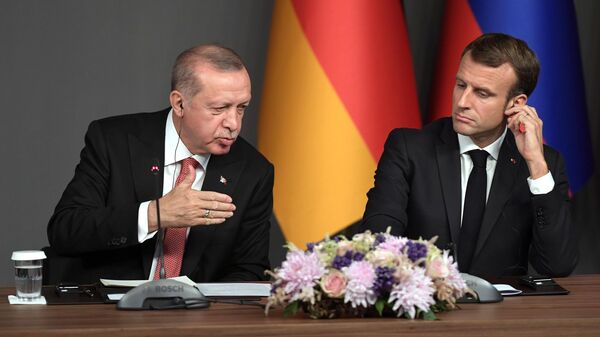 Президенты Франции и Турции Эммануэль Макрон и Реджеп Тайип Эрдоган во время совместной с президентом РФ и Федеральным канцлером ФРГ пресс-конференции (27 октября 2018). Стамбул - Sputnik Армения