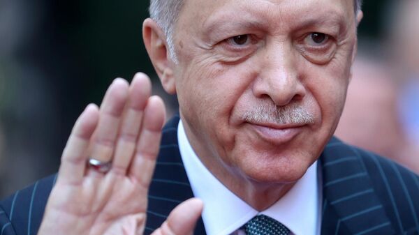 Президент Турции Реджеп Тайип Эрдоган машет толпе во время церемонии приветствия в Сараево (6 сентября 2022). Босния - Sputnik Армения