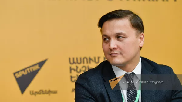 Директор Департамента макроэкономической политики Евразийской экономической комиссии Аскар Джаппаркулов во время видеомоста Экономическая безопасность и устойчивость стран ЕАЭС (17 ноября 2022). Еревaн - Sputnik Армения