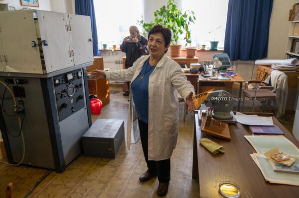 Сотрудники одной из лабораторий Института прикладных проблем физики за работой - Sputnik Армения