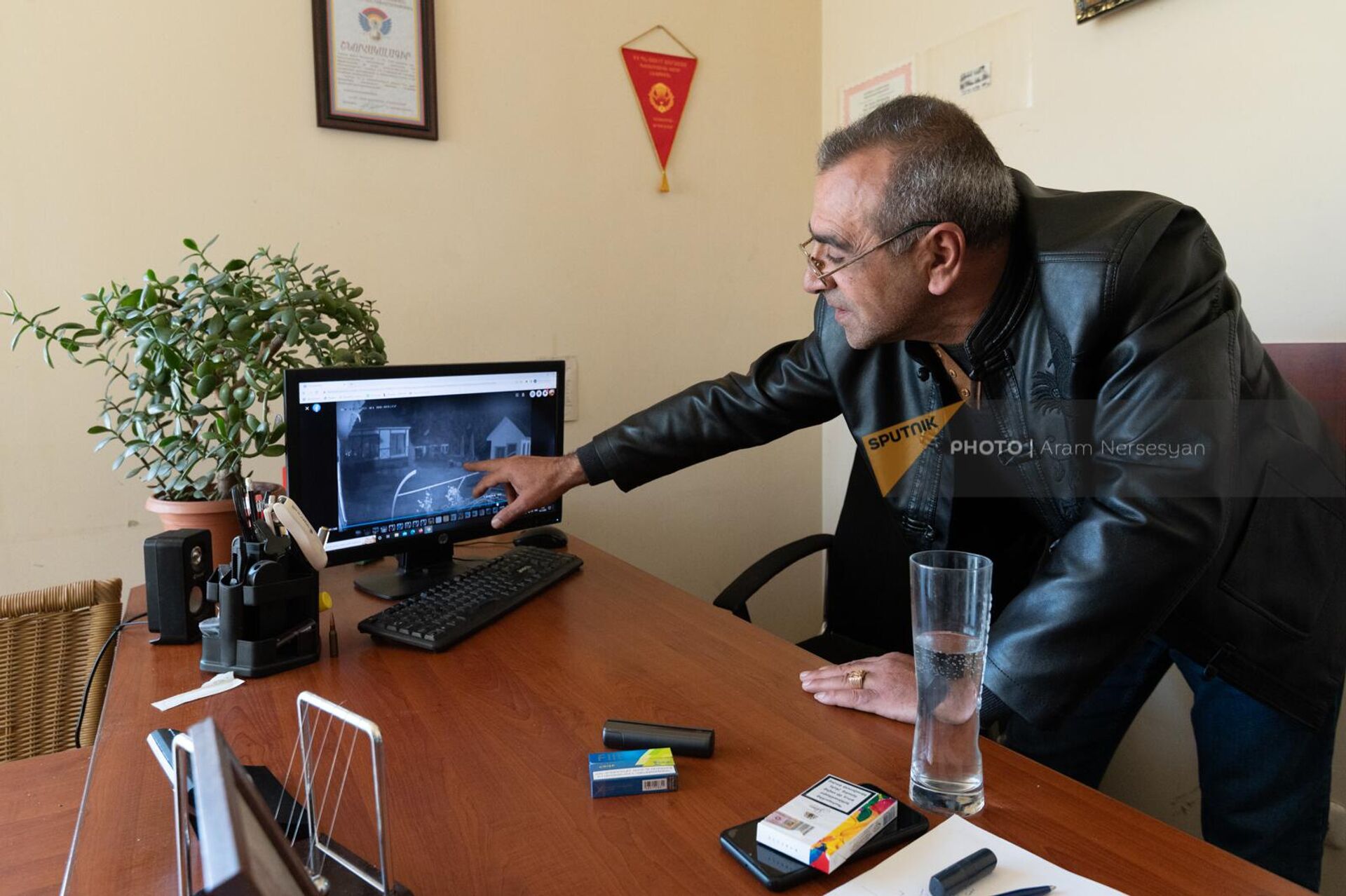 Директор канатной дороги Джермука Армен Тадевосян оказывает видео сентябрьских обстрелов азербайджанских ВС - Sputnik Արմենիա, 1920, 18.11.2022