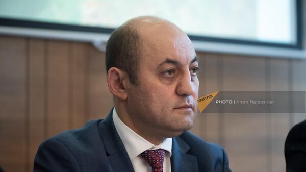 Заместитель министра высокотехнологичной промышленности Армении Авет Погосян на пресс-конференции, посвященной работе армянского спутника ArmSAT-1 (18 ноября 2022). Еревaн - Sputnik Армения