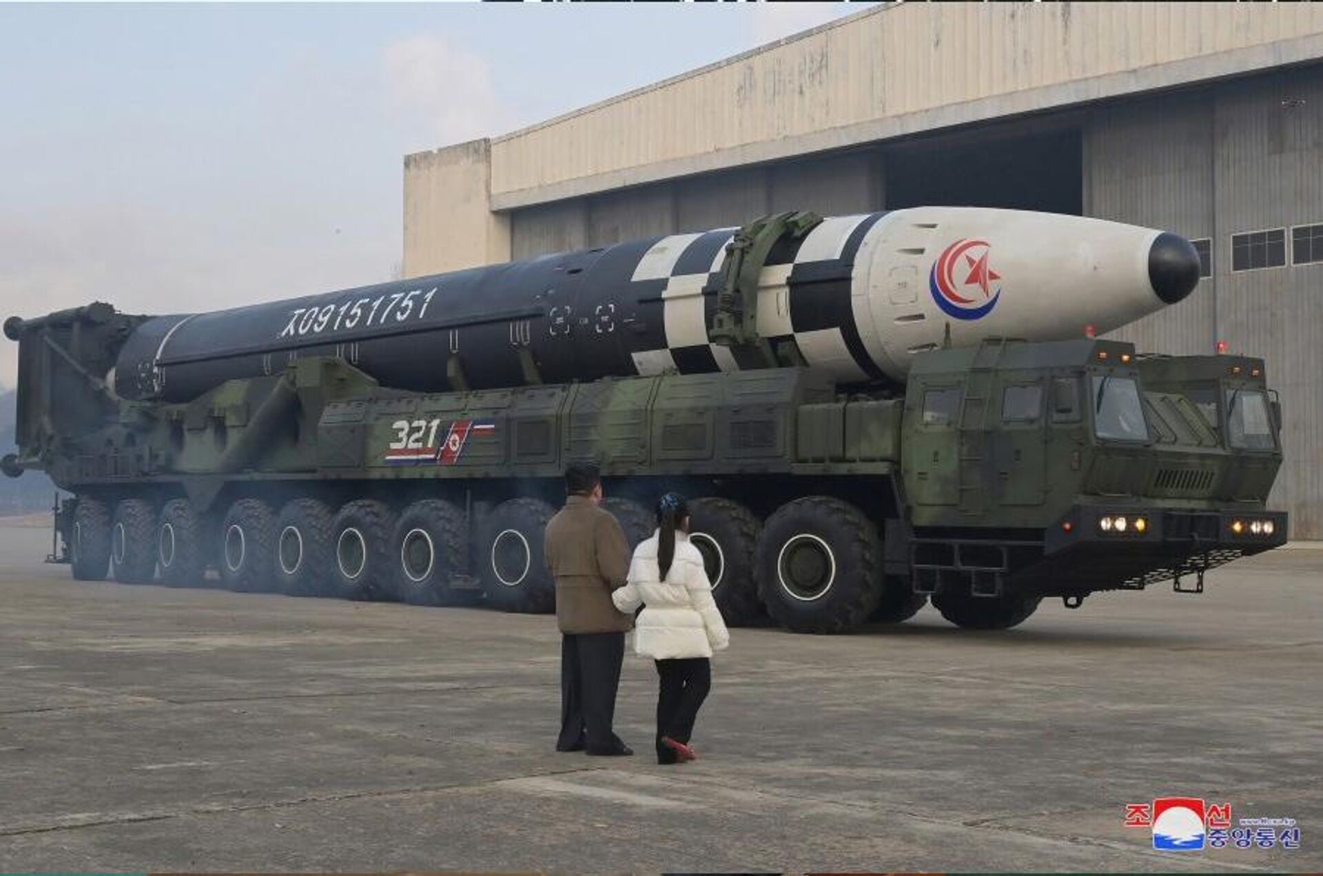 Центральное новостное агентство Северной Кореи опубликовал фотографии лидера Северной Кореи Кима Чен Ына с дочерью на испытательном запуске МБР (18 ноября 2022). С.Корея - Sputnik Արմենիա, 1920, 19.11.2022
