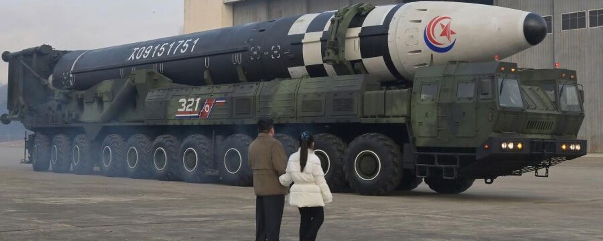 Центральное новостное агентство Северной Кореи опубликовал фотографии лидера Северной Кореи Кима Чен Ына с дочерью на испытательном запуске МБР (18 ноября 2022). С.Корея - Sputnik Армения, 1920, 17.12.2023