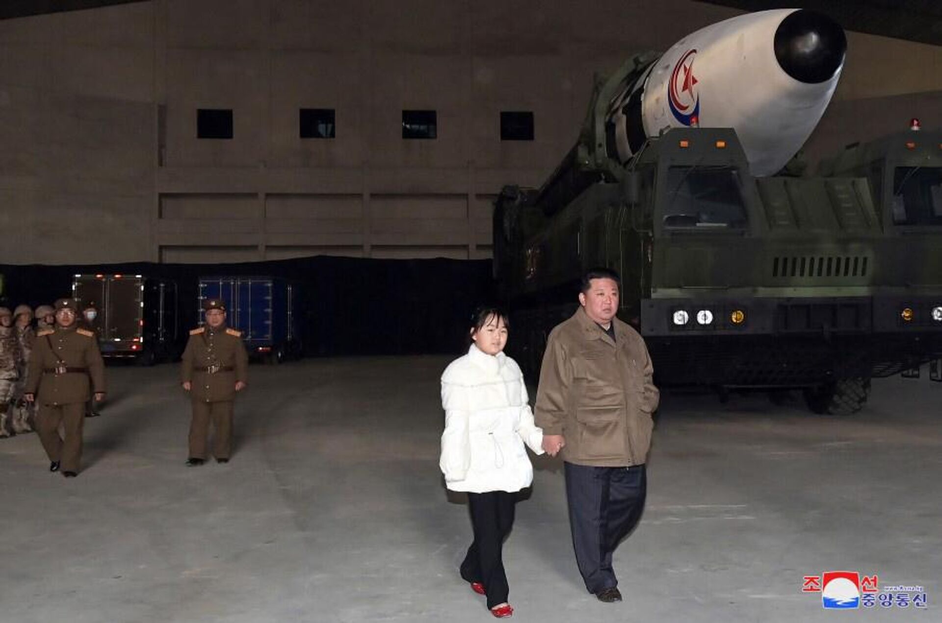 Центральное новостное агентство Северной Кореи опубликовал фотографии лидера Северной Кореи Кима Чен Ына с дочерью на испытательном запуске МБР (18 ноября 2022). С.Корея - Sputnik Армения, 1920, 19.11.2022