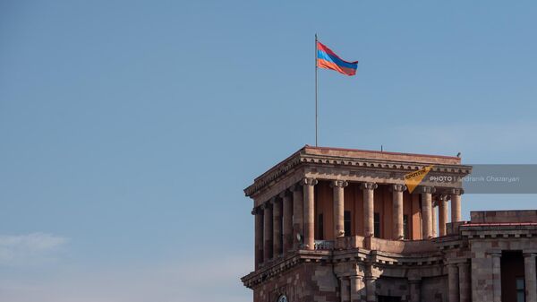 ՀՀ դրոշը կառավարության շենքի վրա - Sputnik Արմենիա