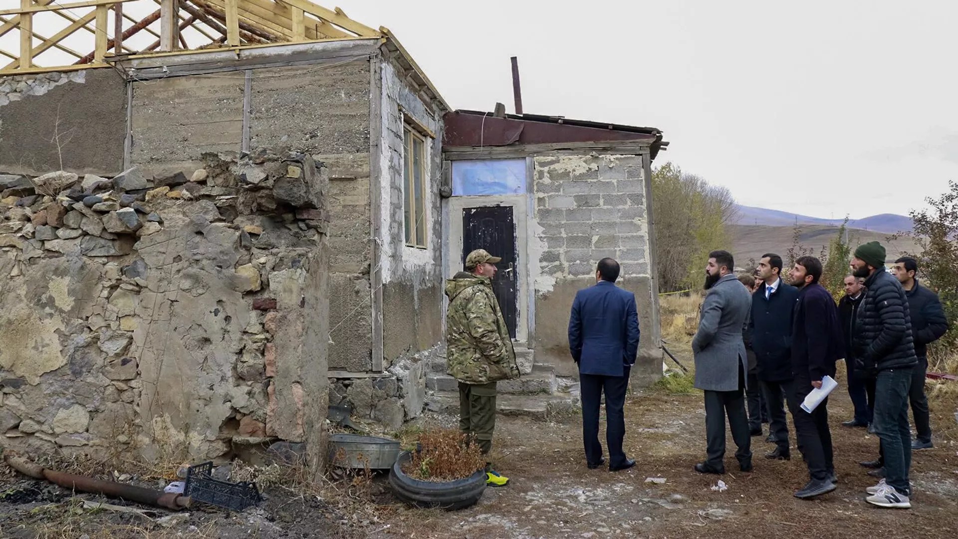 Губернатор Гегаркуника Карен Саркисян в сопровождении главы общины Варденис Агарона Хачатряна, главы Сотка Севака Хачатряна, совместно с представителями благотворительного фонда Ташир проследил восстановительные работы пострадавших в результате азербайджанской агрессии домов (21 ноября 2022). Сотк Губернатор Гегаркуника Карен Саркисян в сопровождении главы общины Варденис Агарона Хачатряна, главы Сотка Севака Хачатряна, совместно с представителями благотворительного фонда Ташир проследил восстановительные работы пострадавших в результате азербайджанской агрессии домов (21 ноября 2022). Сотк - Sputnik Армения, 1920, 21.11.2022