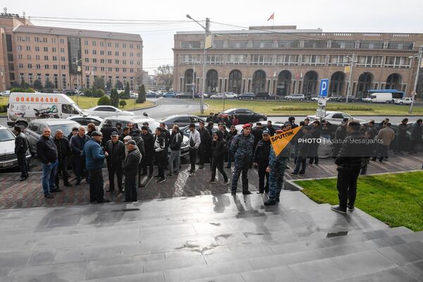 Акция протеста перед зданием мэрии с требованием восстановить финансирование велосипедных дорожек (22 ноября 2022). Еревaн - Sputnik Армения