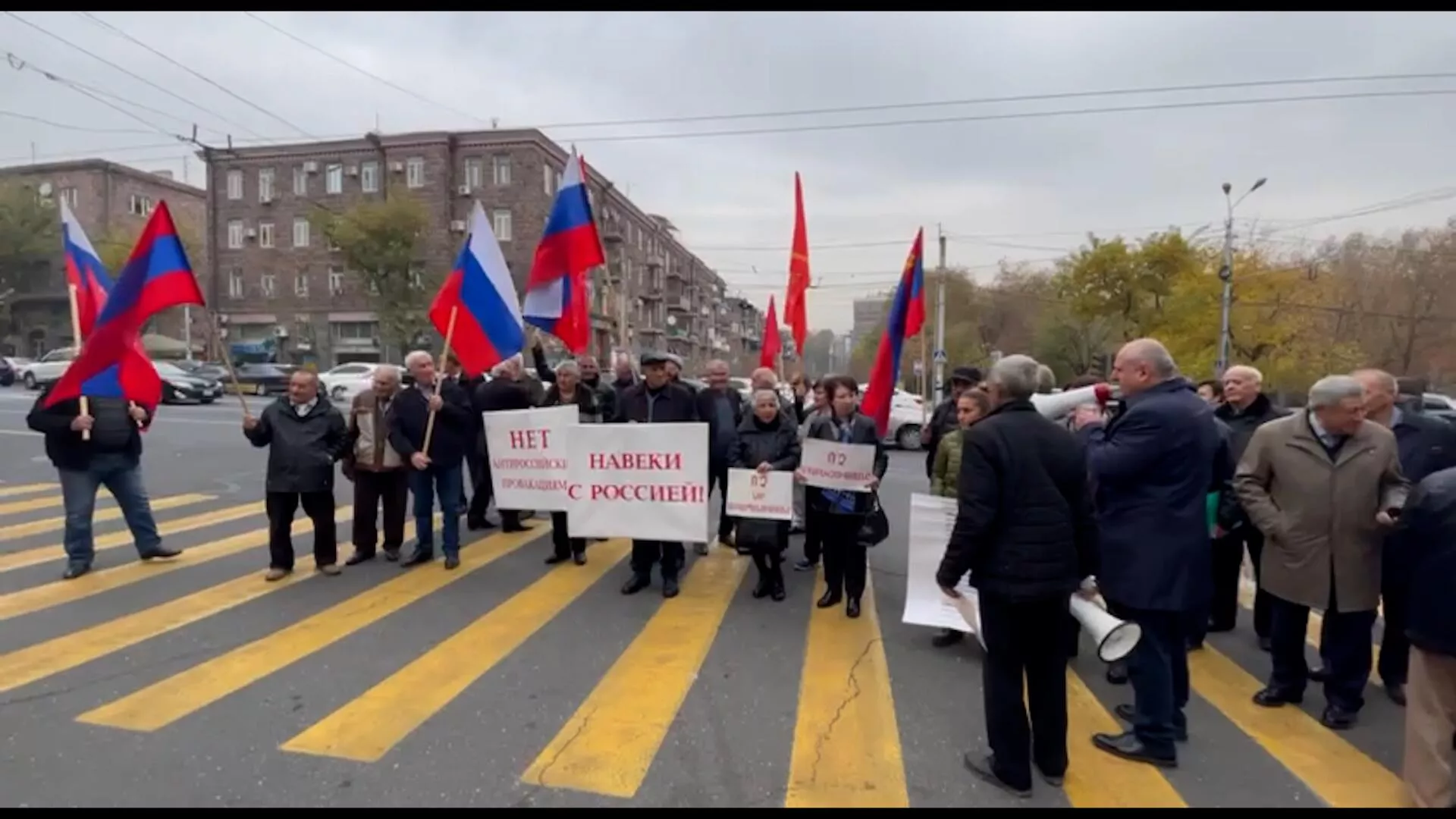 Акция в поддержку армяно-российских отношений прошла у посольства РФ в Ереване Акция в поддержку армяно-российских отношений прошла у посольства РФ в Ереване - Sputnik Армения, 1920, 22.11.2022