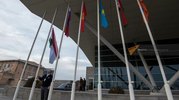 В аэропорту идут последние подготовительные работы перед прилетом участников саммита ОДКБ (22 ноября 2022). Еревaн - Sputnik Армения