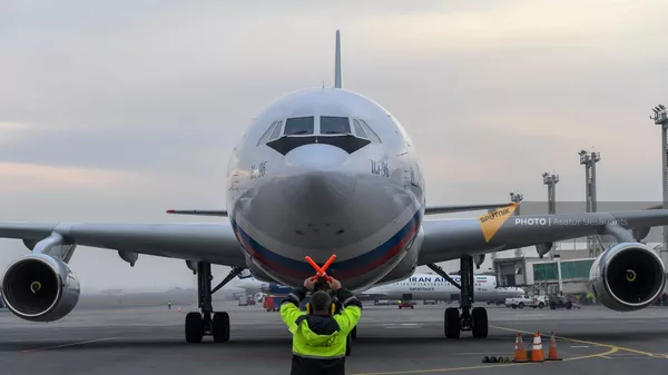 Самолет с российской делегацией в аэропорту Звартноц (22 ноября 2022). Еревaн - Sputnik Армения