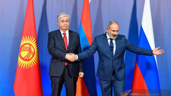 Премьер-министр Армении Никол Пашинян приветствует президента Казахстана Касым-Жомарта Токаева перед началом саммита лидеров стран-участниц ОДКБ (23 ноября 2022). Еревaн - Sputnik Армения