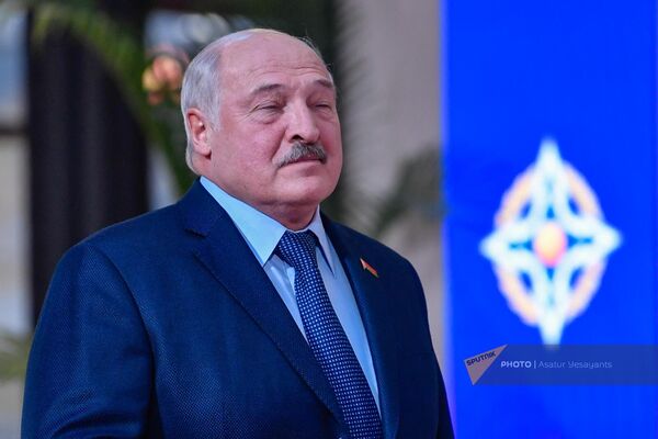 Президент Беларуси Александр Лукашенко прибывает на саммит лидеров стран-участниц ОДКБ (23 ноября 2022). Еревaн - Sputnik Армения