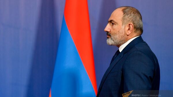 Премьер-министр Армении Никол Пашинян в ожидании участников саммита лидеров стран-участниц ОДКБ (23 ноября 2022). Еревaн - Sputnik Армения