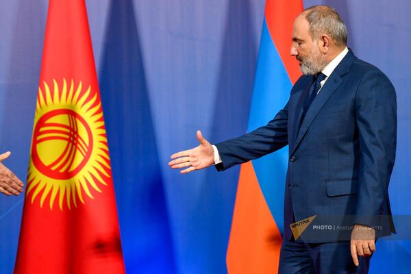 Премьер-министр Армении Никол Пашинян приветствует саммита лидеров стран-участниц ОДКБ перед началом заседания (23 ноября 2022). Еревaн - Sputnik Армения