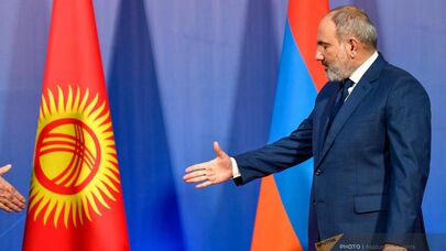 Премьер-министр Армении Никол Пашинян приветствует президента Таджикистана Эмомали Рахмона перед началом саммита лидеров стран-участниц ОДКБ (23 ноября 2022). Еревaн