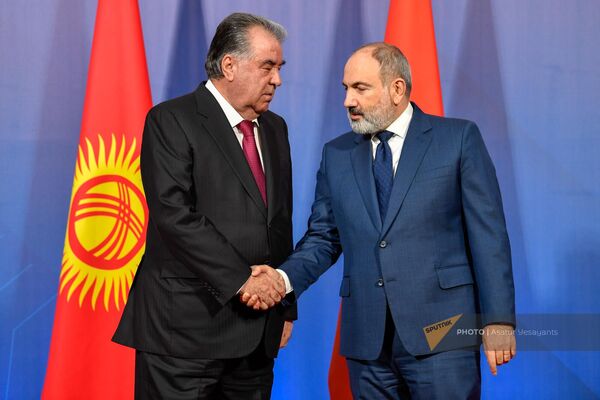 Премьер-министр Армении Никол Пашинян приветствует президента Таджикистана Эмомали Рахмона перед началом саммита лидеров стран-участниц ОДКБ (23 ноября 2022). Еревaн - Sputnik Армения
