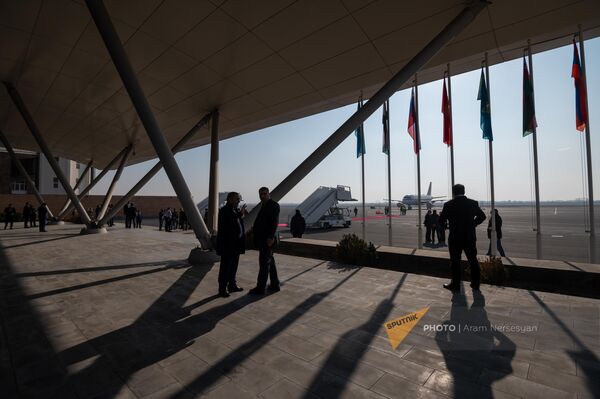 Сотрудники аэропорта &quot;Звартноц&quot; в ожидании президентов стран-участниц ОДКБ (23 ноября 2022). Еревaн - Sputnik Армения