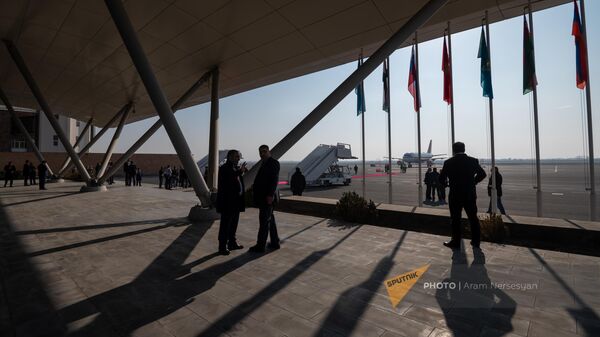 Сотрудники аэропорта Звартноц в ожидании президентов стран-участников ОДКБ (23 ноября 2022). Еревaн - Sputnik Армения