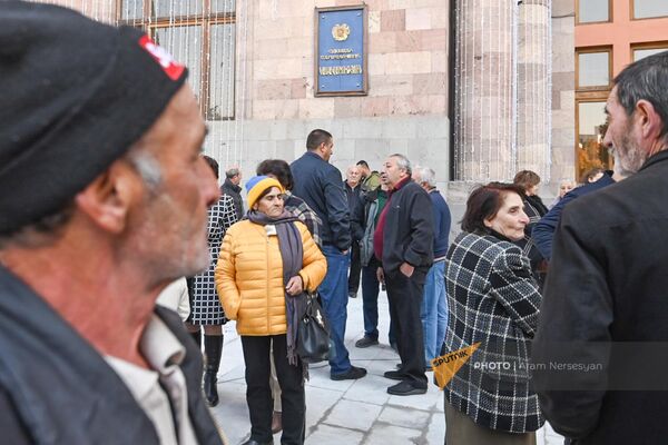 Жители Бердзора проводят акцию протеста перед зданием правительства на площади Республики (24 ноября 2022). Еревaн - Sputnik Армения