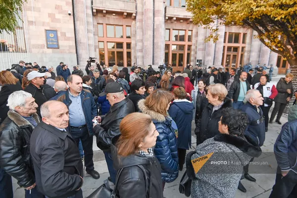 Жители Бердзора проводят акцию протеста перед зданием правительства на площади Республики (24 ноября 2022). Еревaн - Sputnik Армения