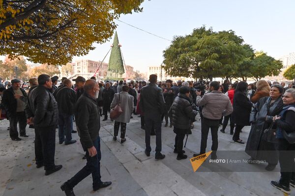 Жители Бердзора проводят акцию протеста перед зданием правительства на площади Республики (24 ноября 2022). Еревaн - Sputnik Армения