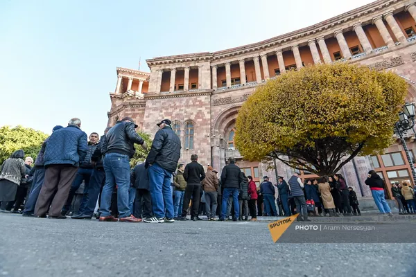 Жители Бердзора проводят акцию протеста перед зданием правительства на площади Республики (24 ноября 2022). Еревaн - Sputnik Армения