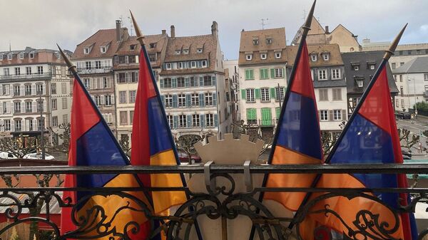 Армянский триколор подняли на здании мэрии Страсбурга в знак поддержки Армении - Sputnik Армения