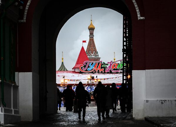 ГУМ-каток на Красной площади на фоне собора Василия Блаженного в Москве. - Sputnik Армения