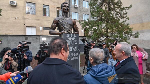 Ալբերտ Ազարյանը մասնակցել է իր արձանի բացմանը - Sputnik Արմենիա