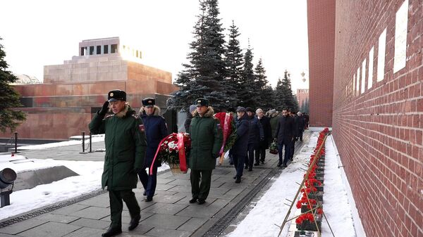 Մոսկվայի Կրեմլի պատի պանթեոնի տարածքում ծաղիկներ են դրվել Հովհաննես Բաղրամյանի գերեզմանին - Sputnik Արմենիա
