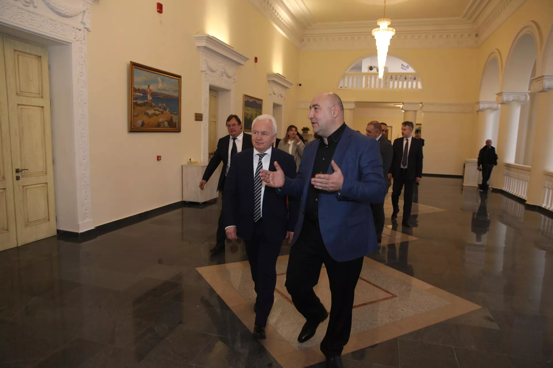 Начальник отдела межрегиональных и культурных связей с зарубежными странами Управления делами президента РФ Игорь Маслов и генеральный директор Московского культурно-делового центра Московский дом Ваграм Карапетян во время визита в Каджаран (4 декабря 2022). Сюник Начальник отдела межрегиональных и культурных связей с зарубежными странами Управления делами президента РФ Игорь Маслов и генеральный директор Московского культурно-делового центра Московский дом Ваграм Карапетян во время визита в Каджаран (4 декабря 2022). Сюник - Sputnik Армения, 1920, 04.12.2022