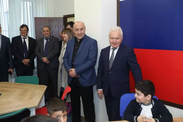 Начальник отдела межрегиональных и культурных связей с зарубежными странами Управления делами президента РФ Игорь Маслов и генеральный директор Московского культурно-делового центра Московский дом Ваграм Карапетян во время визита в Каджаран (4 декабря 2022). Сюник Начальник отдела межрегиональных и культурных связей с зарубежными странами Управления делами президента РФ Игорь Маслов и генеральный директор Московского культурно-делового центра Московский дом Ваграм Карапетян во время визита в Каджаран (4 декабря 2022). Сюник - Sputnik Армения
