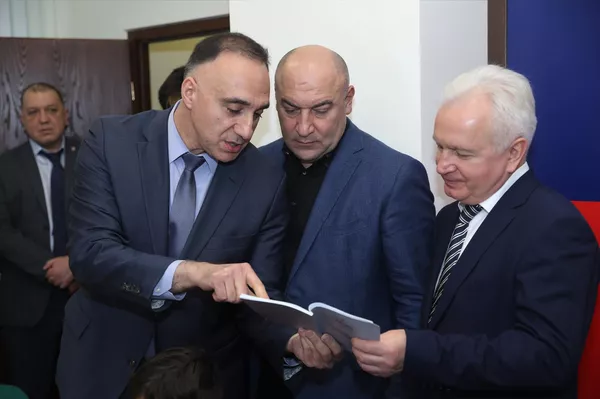 Начальник отдела межрегиональных и культурных связей с зарубежными странами Управления делами президента РФ Игорь Маслов и генеральный директор Московского культурно-делового центра Московский дом Ваграм Карапетян во время визита в Каджаран (4 декабря 2022). Сюник Начальник отдела межрегиональных и культурных связей с зарубежными странами Управления делами президента РФ Игорь Маслов и генеральный директор Московского культурно-делового центра Московский дом Ваграм Карапетян во время визита в Каджаран (4 декабря 2022). Сюник - Sputnik Армения