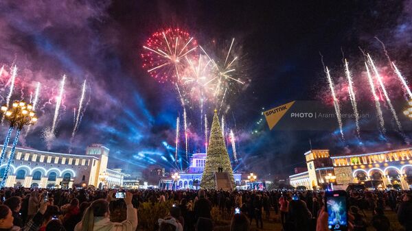 Зажглись огни главной елки страны (5 декабря 2022). Еревaн - Sputnik Армения