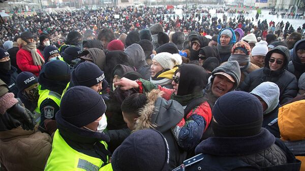 Протестующие у полицейского кордона возле Государственного дворца на площади Сухэ-Батор (5 декабря 2022). Улан-Батор - Sputnik Армения