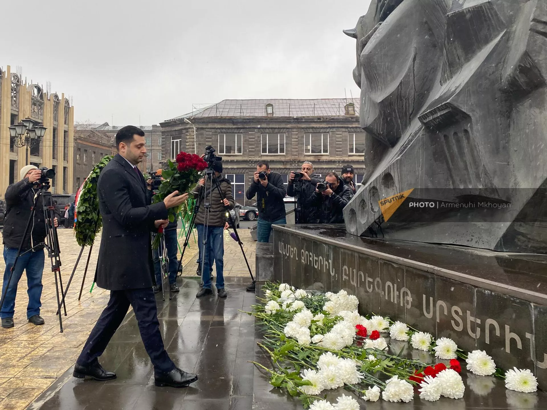 Вице-премьер Амбарцум Матевосян во время возложения цветов в память о жертвах землетрясения 1988 года (7 декабря 2022). Гюмриов в память о жертвах землетрясения 1988 года (7 декабря 2022). Гюмри Вице-премьер Амбарцум Матевосян во время возложения цветов в память о жертвах землетрясения 1988 года (7 декабря 2022). Гюмриов в память о жертвах землетрясения 1988 года (7 декабря 2022). Гюмри
