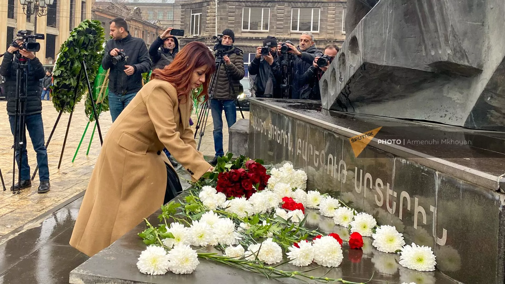 Губернатор Ширака Назели Багдасарян во время возложения цветов в память о жертвах землетрясения 1988 года (7 декабря 2022). Гюмри