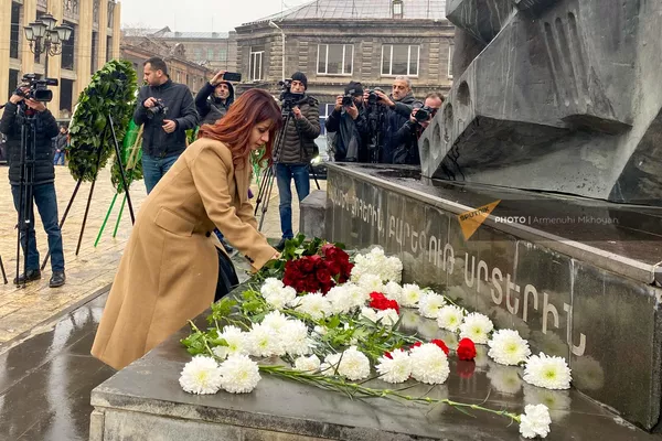 Губернатор Ширака Назели Багдасарян во время возложения цветов в память о жертвах землетрясения 1988 года (7 декабря 2022). Гюмри - Sputnik Армения